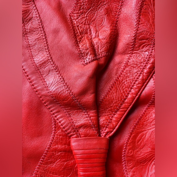 Vintage Embossed Red Leather Shoulder Bag with tassel - Picture 10 of 14